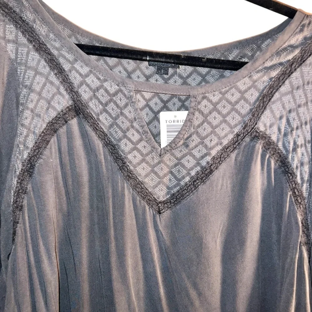 𝐓𝐎𝐑𝐑𝐈𝐃 | GRAY LACE BELL SLEEVE BLOUSE - Picture 5 of 11